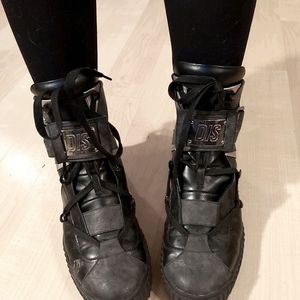DISTURBIA SNEAKERS